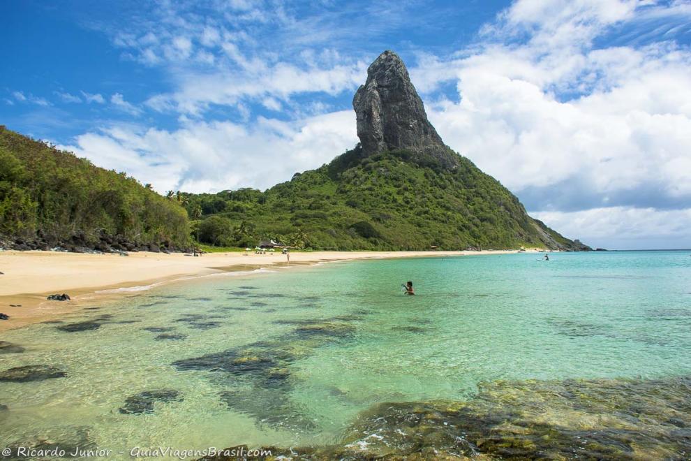 Imagem de águas tão claras que é possível ver as pedras ao fundo.